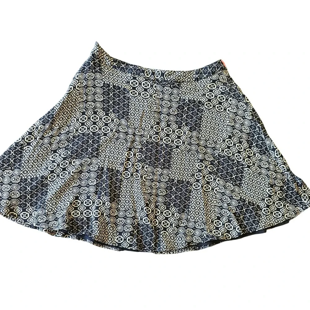 Fun & Flirt Womens XS Mini Skirt Black White Geometric Medallion Coral Trim